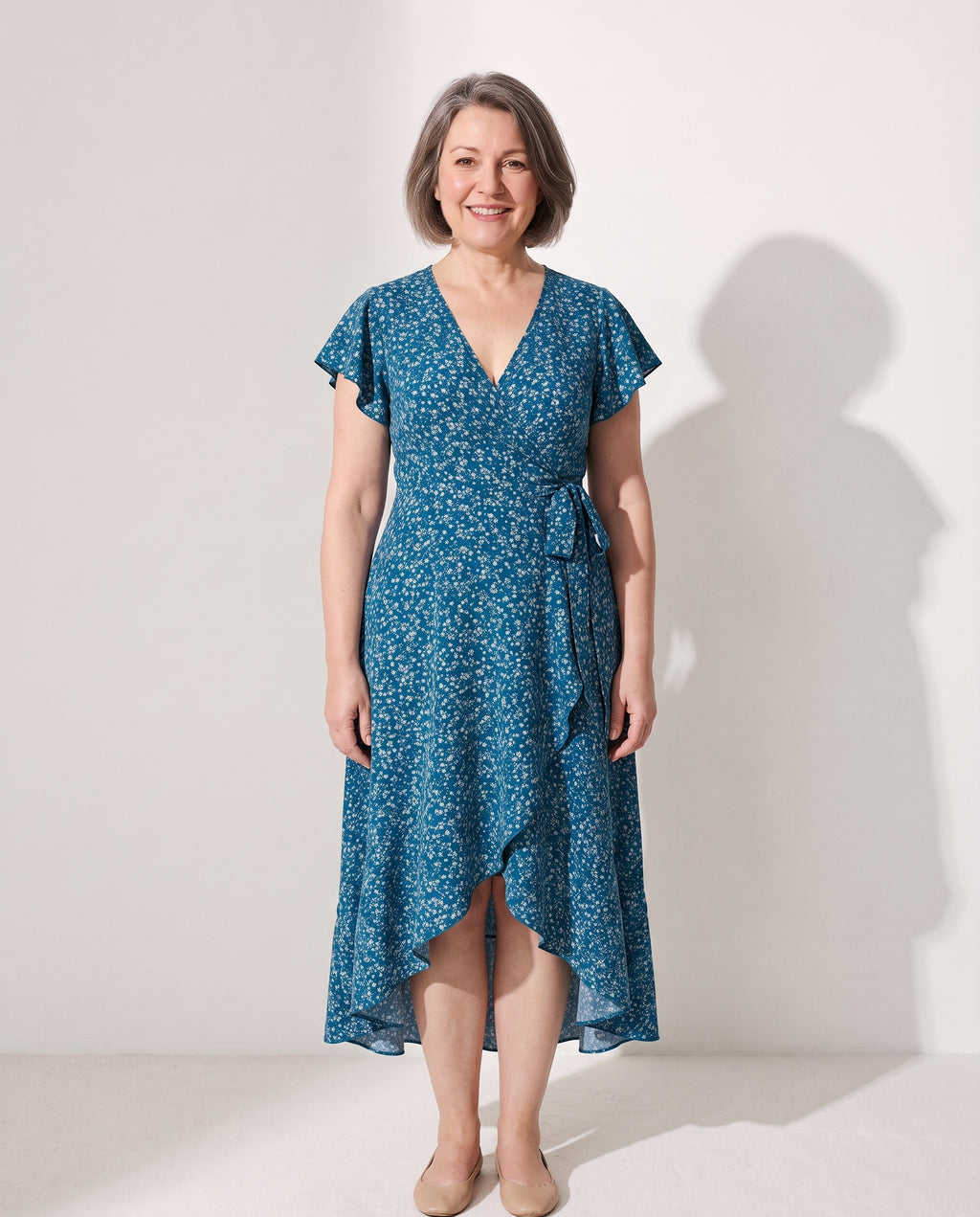 Delia | Floral Wrap Midi Dress Short Sleeve Black White V-Neck — voorkant