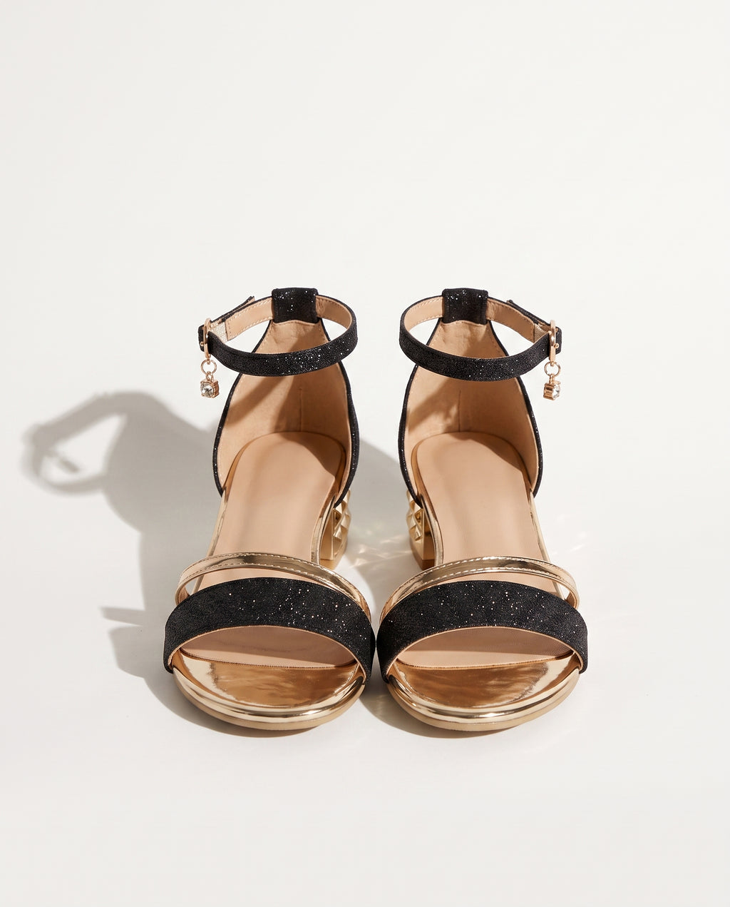 Daphne | Low Block Heel Strappy Black Sandals For Summer Days — voorkant